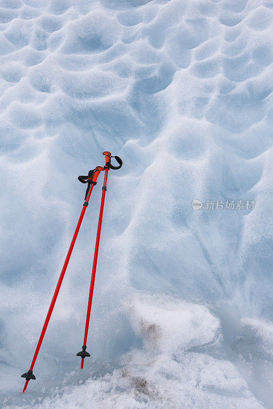 新西兰弗朗茨约瑟夫冰川上的登山杆