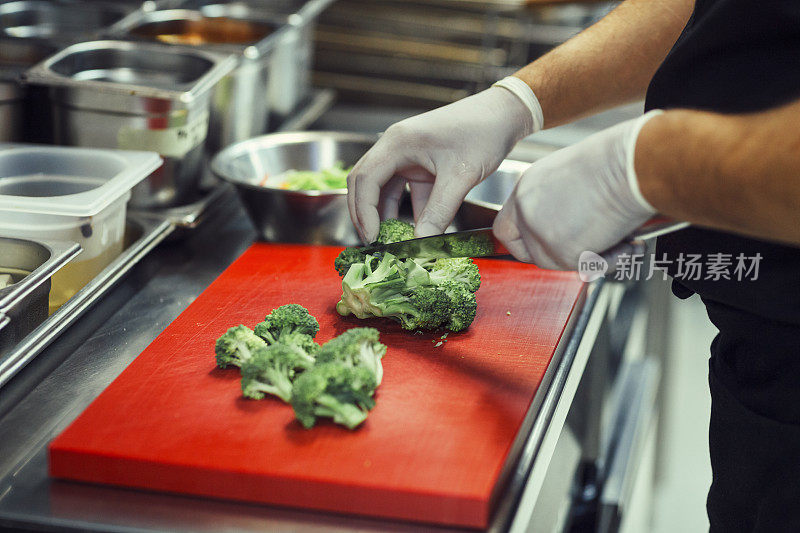 厨师用西兰花做饭