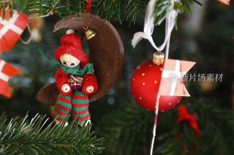 圣诞节和一个小精灵在树上