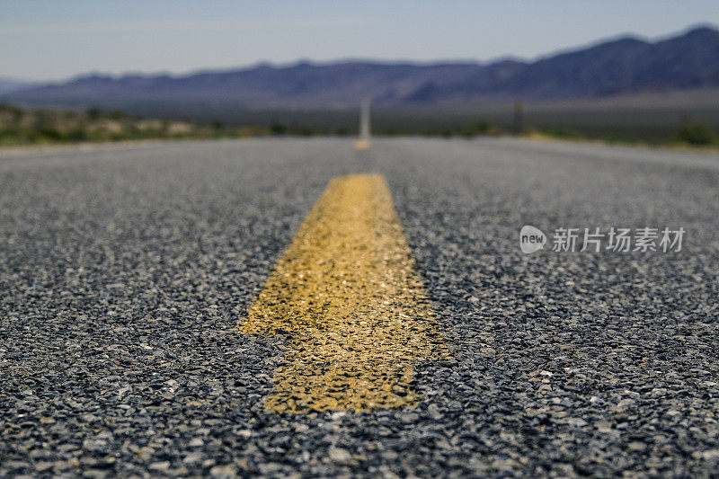 单黄分隔线在开阔的道路上，低角度