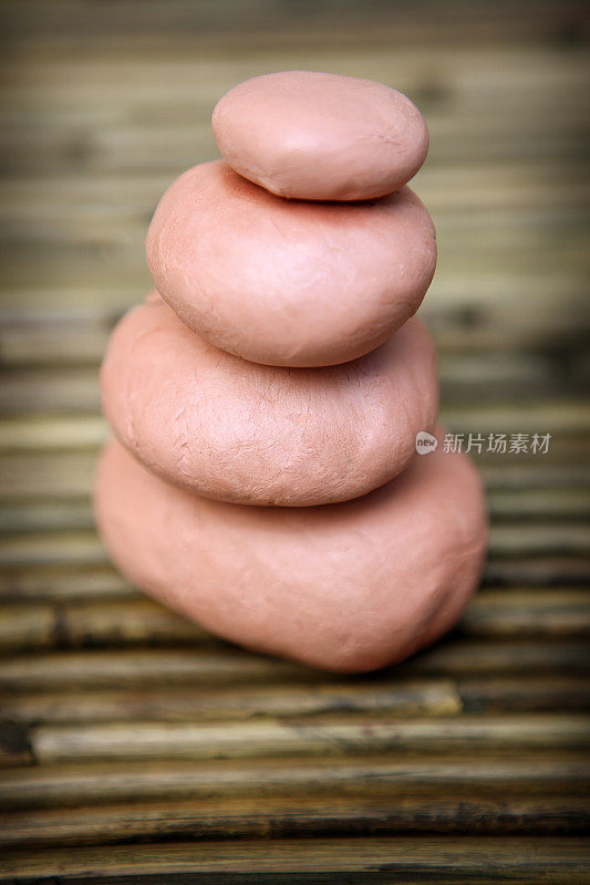 四个粉红色的石头