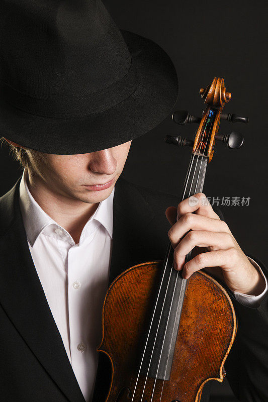 男性violinst