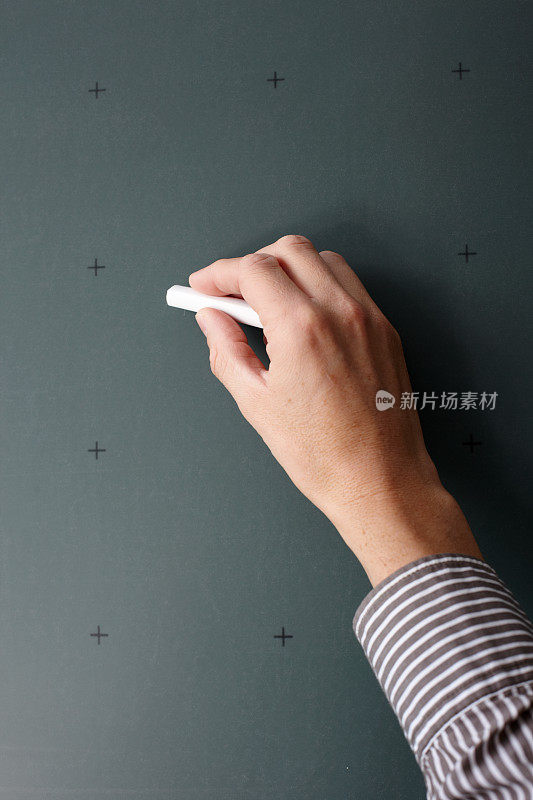 男用粉笔在黑板上写字