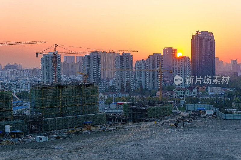 城市日出时正在建设的建筑物