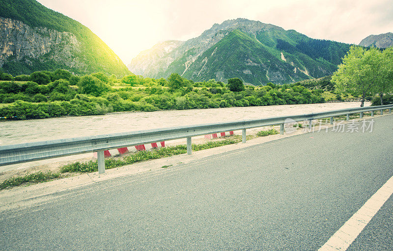 西藏蜿蜒的山路