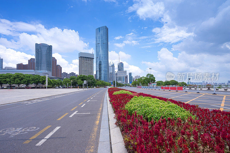 中国上海陆家嘴的世纪大道街景。