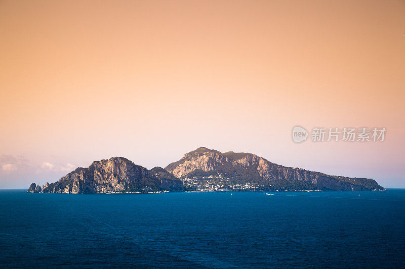 日落的卡普里岛，那不勒斯湾，意大利