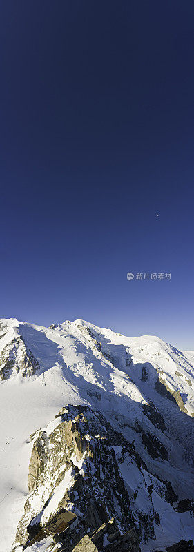 阿尔卑斯山勃朗峰雪峰避难所宇宙月亮垂直全景