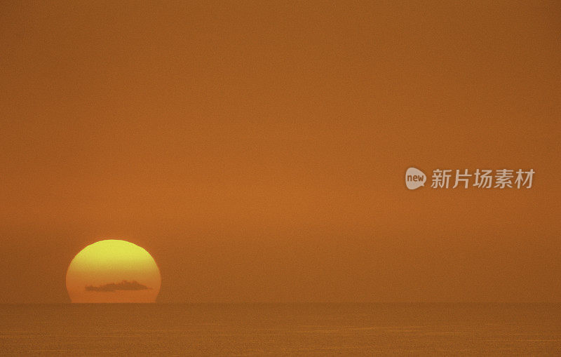 美国，夏威夷，瓦胡岛，檀香山，太平洋上的日落。