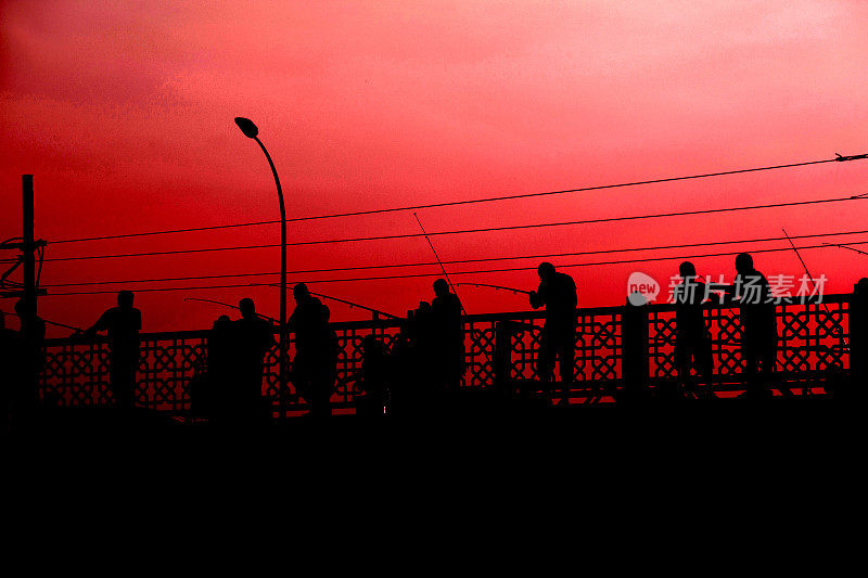 土耳其伊斯坦布尔，博斯普鲁斯海峡加拉塔桥上的渔民