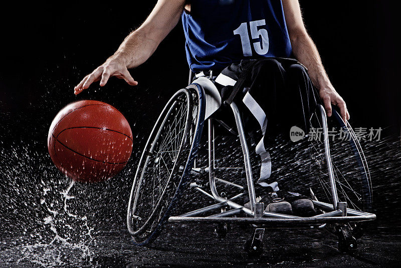 轮椅男子打篮球