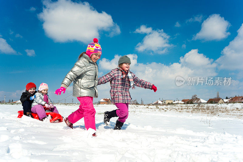 孩子们在雪地上