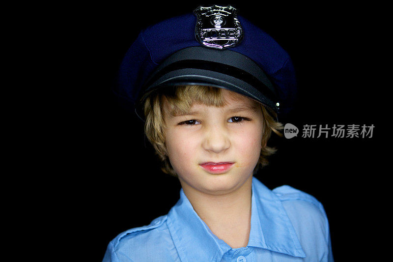 小男孩装扮成警察