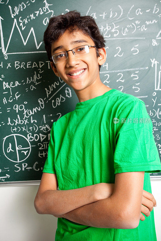 愉快的印度少年男孩与数学问题
