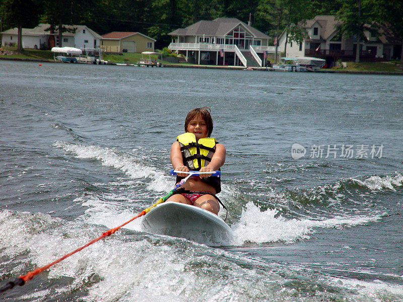 年轻女孩Kneeboarding