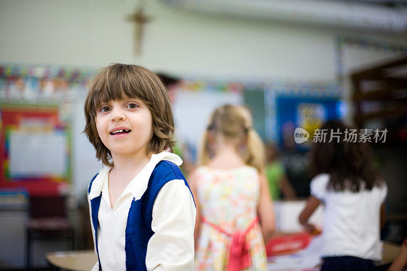 孩子在幼儿园以朋友为背景。