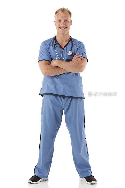 一位男性外科医生双臂交叉的肖像