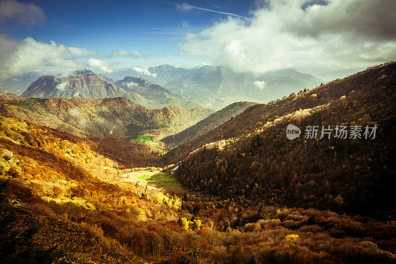 美丽的山谷在秋天的风景，意大利阿尔卑斯山