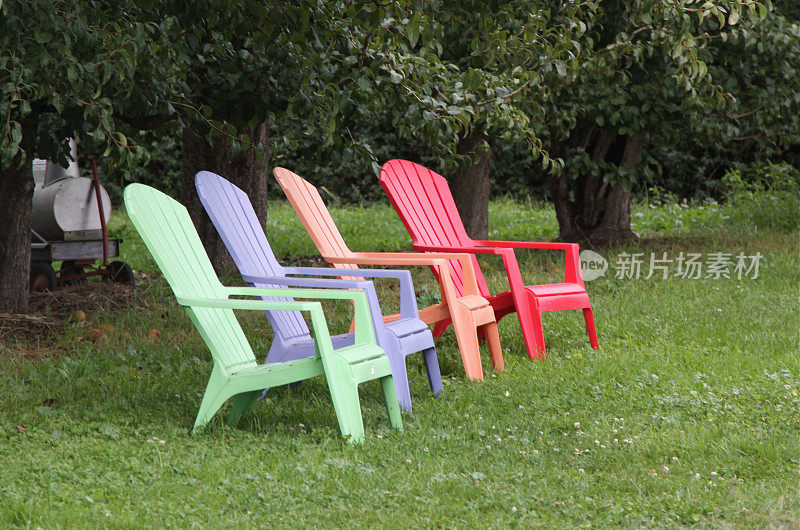 色彩斑斓的躺椅