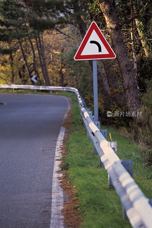 警告-山路有危险弯道，下坡有危险