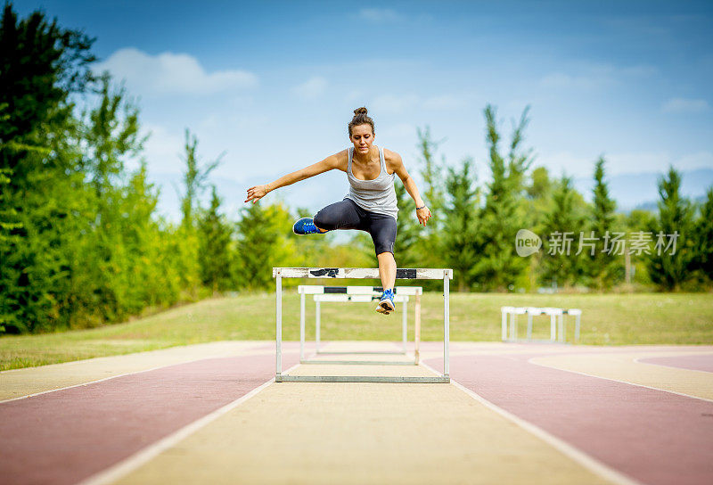 女选手越过障碍赛跑障碍