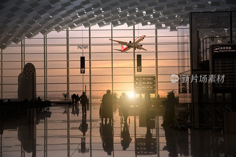 中国深圳国际机场的乘客。