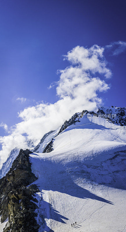 在法国阿尔卑斯山的雪峰上攀登的登山队