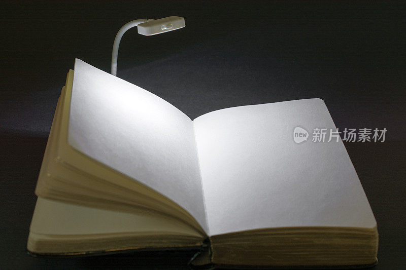 夜灯在空白的书页拷贝空间