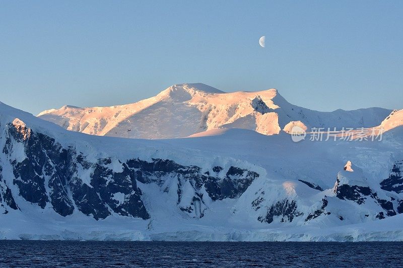月亮升起在南极山脉