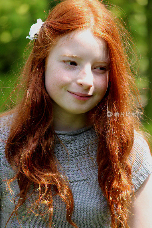 漂亮，快乐的女孩，长红头发，在阳光下微笑