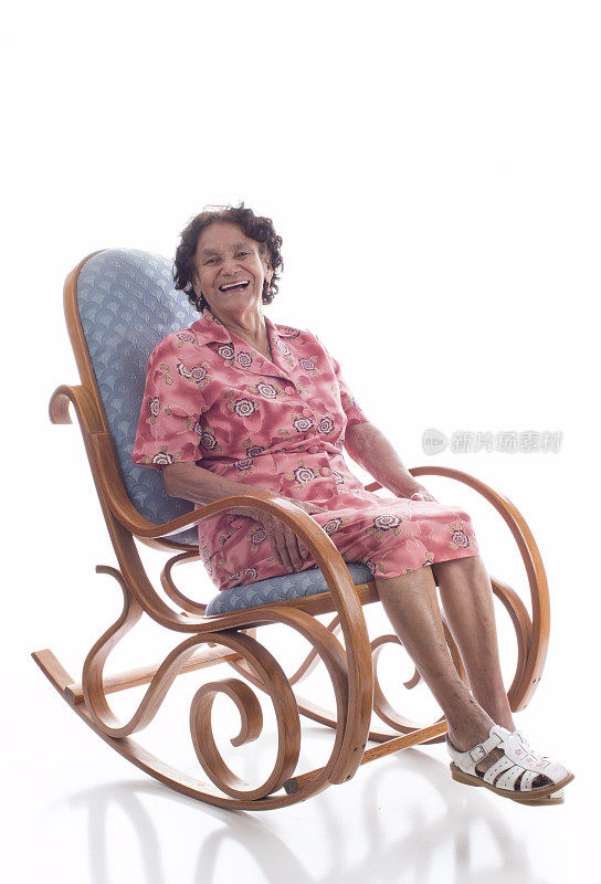 坐在摇椅上的祖母。