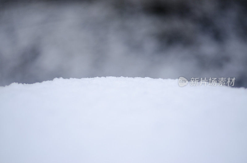 边的雪