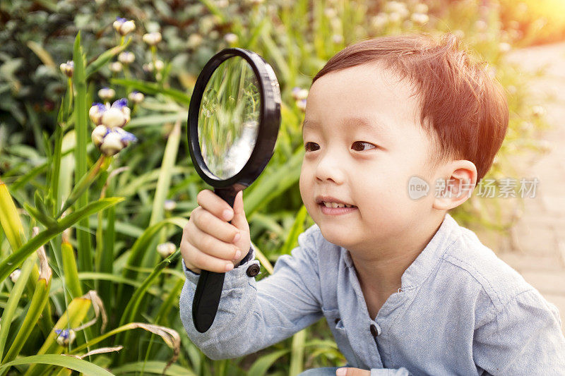 孩子们玩着放大镜