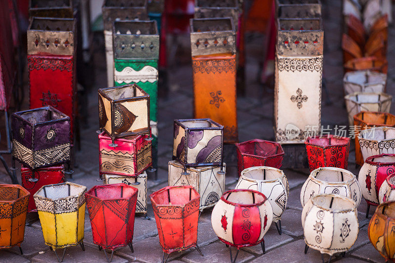 什锦摩洛哥手工纸灯在摩洛哥市场