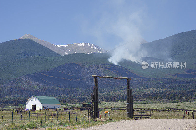 山上的森林大火