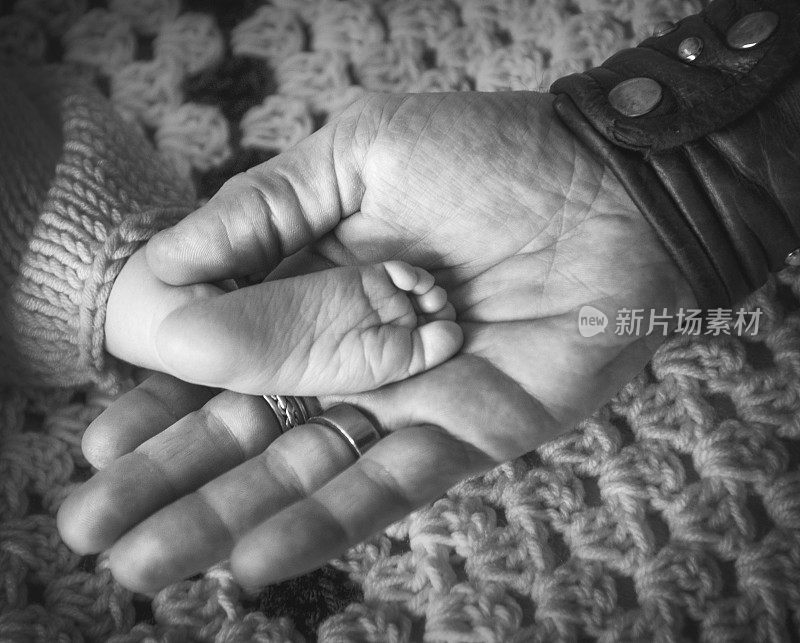 婴儿的脚在父亲的手中