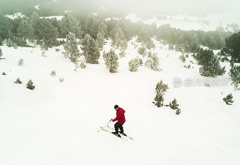 男人在山上滑雪