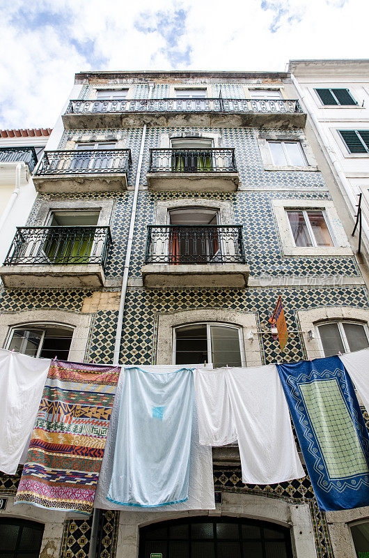 葡萄牙里斯本的房子正面挂着衣服
