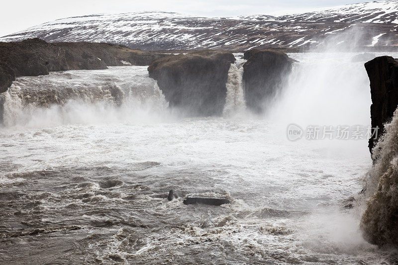 冰岛的Godafoss，一个典型的瀑布