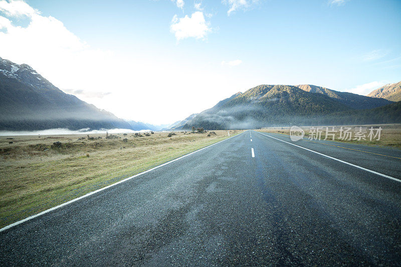 空旷的道路，山景，新西兰