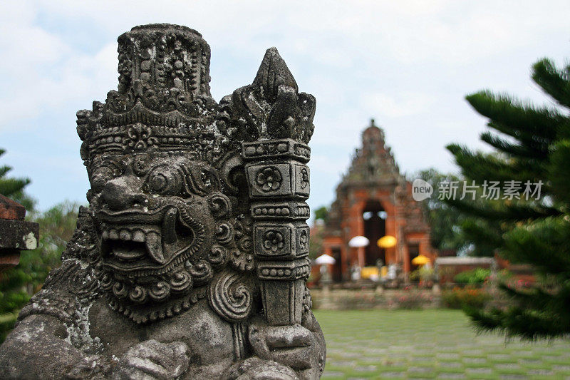 巴厘岛寺庙的雕像