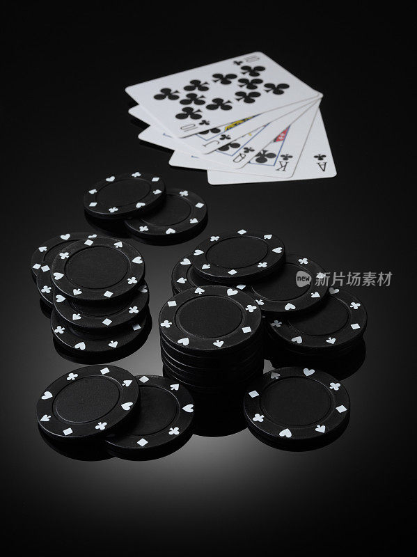 纸牌和扑克筹码