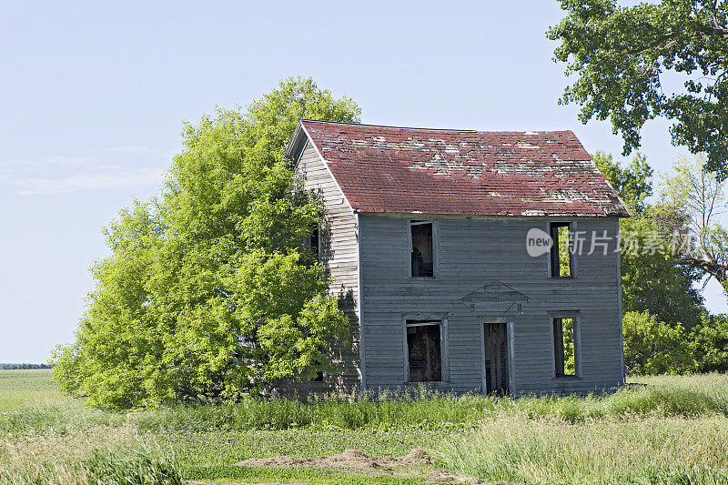 废弃的农舍，没有窗户，倾斜着