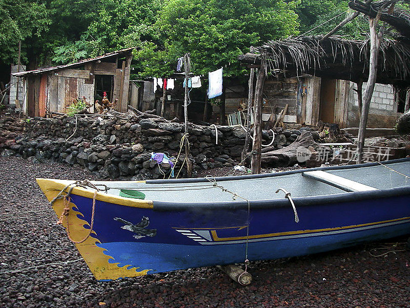 洪都拉斯Tigre岛的旧棚屋和搁浅的渔船