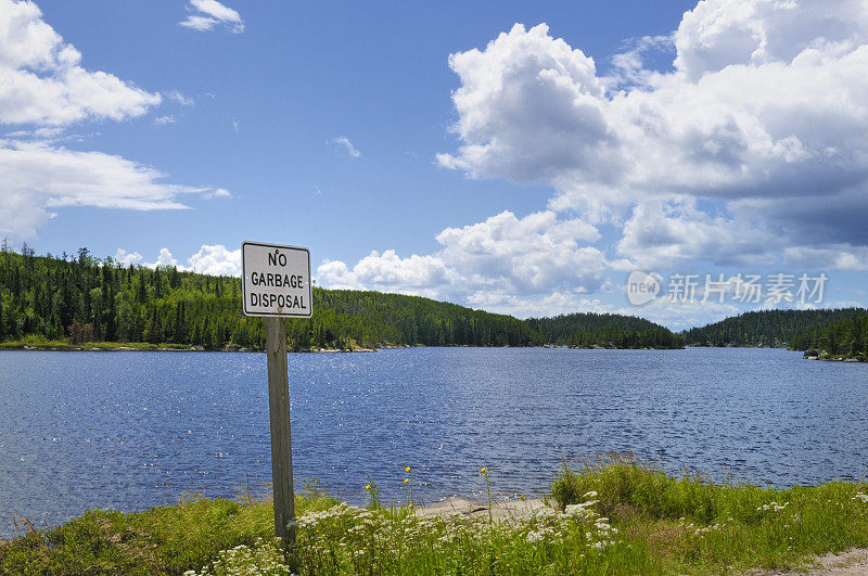 湖边有“禁止垃圾处理”的标志