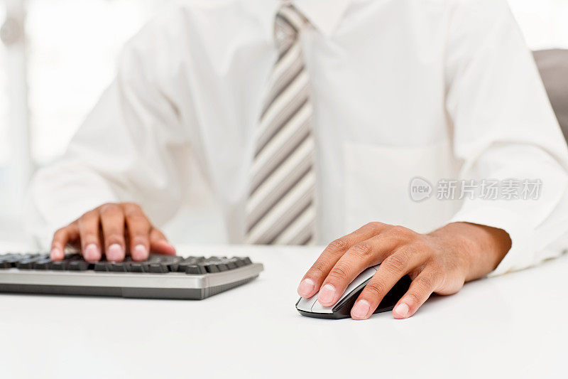 一个主管的手放在鼠标和键盘上