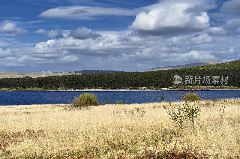 有山丘和杜恩湖的苏格兰乡村