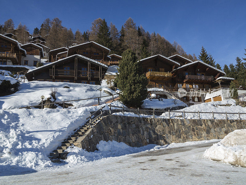 雪覆盖的瑞士高山小屋和村庄