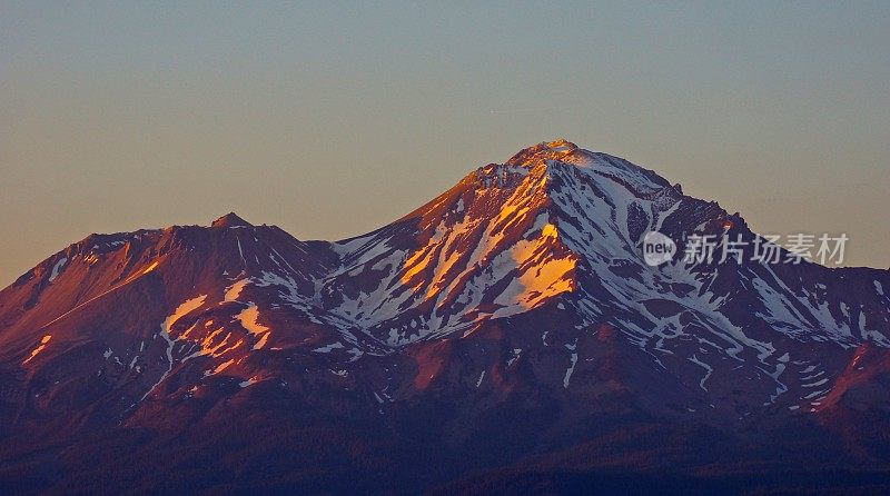 太沙士达山日落