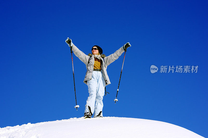 女孩站在雪顶上